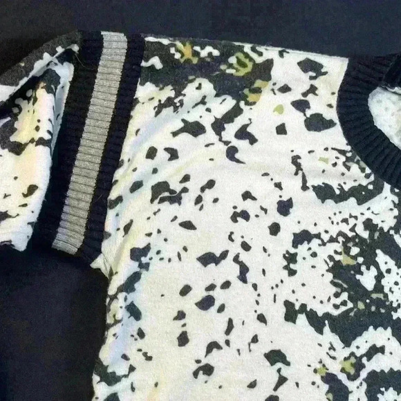 Jamison women crew neck pullover sweater with stripe accent, animal print large - Picture 10 of 10